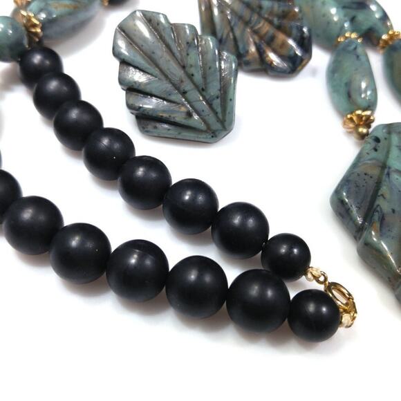 Vintage Green Black Lucite Pendant Necklace and Post Earrings Jewelry Set 70s - Picture 5 of 6